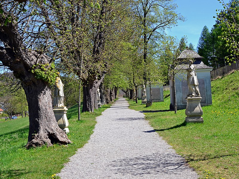 File:Statuen, Heiligenkreuz.jpg