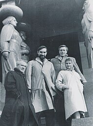 Judi Dench con los actores Laurence Olivier, Joseph O'Conor y John Neville en el Teatro Noël Coward en Serbia; principios de los setenta.