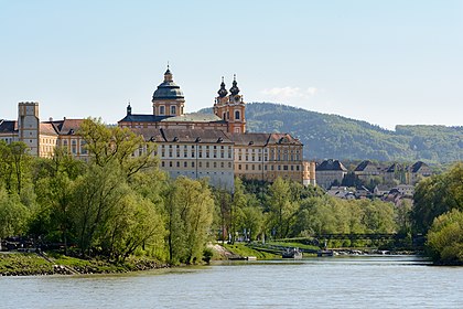 Lado norte da Abadia de Melk e confluência do rio Melk e o Danúbio. Vistos de Emmersdorf, Baixa Áustria (definição 5 971 × 3 981)