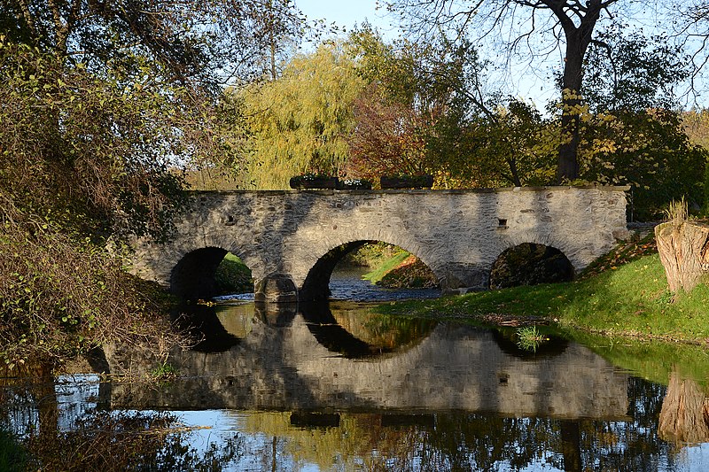 File:Stone bridge in Jezdovice.jpg