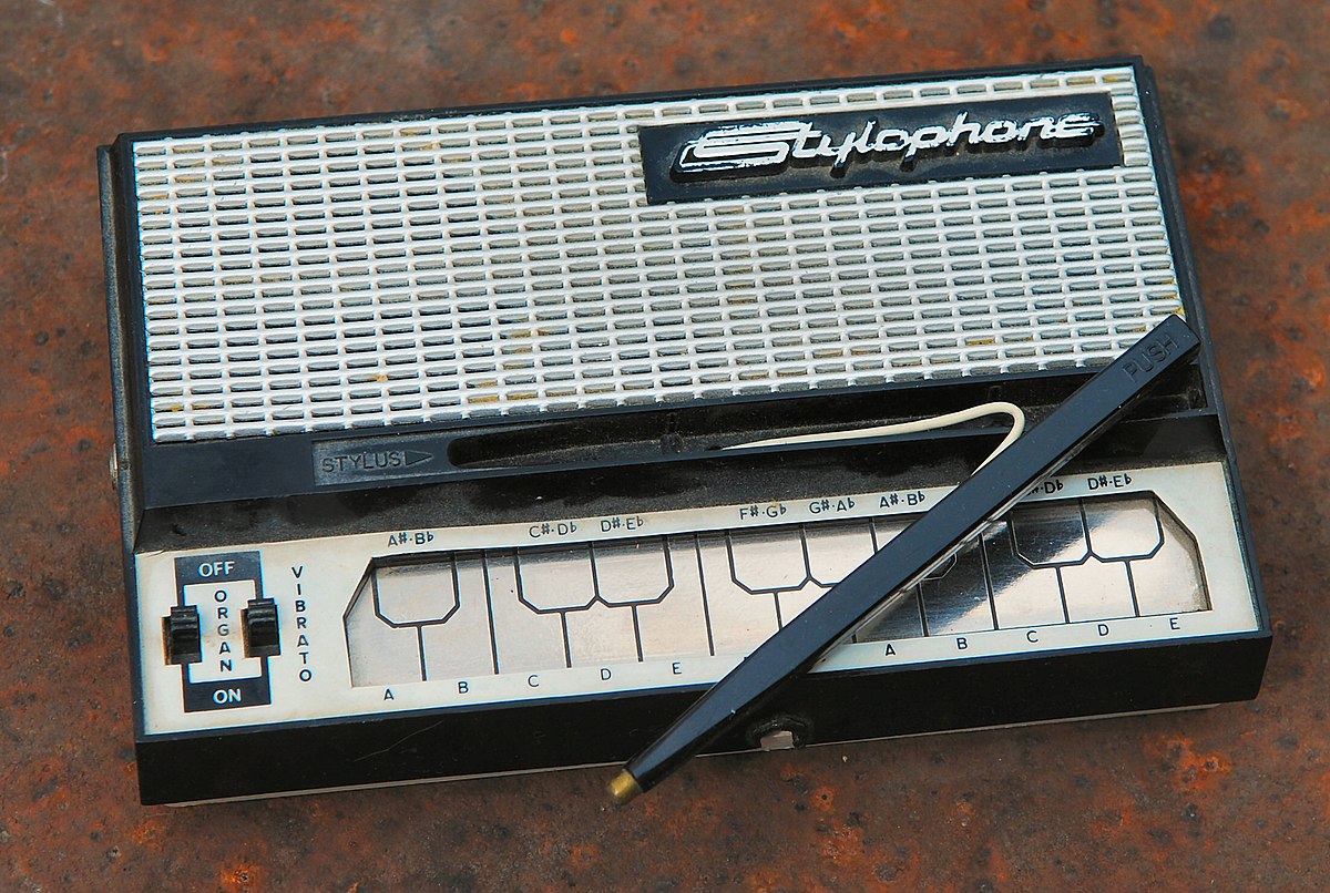 Стилофон цена. Ретро-синтезатор Stylophone 350s. Stylophone музыкальный инструмент. Советский стилофон. Стилофон своими руками.