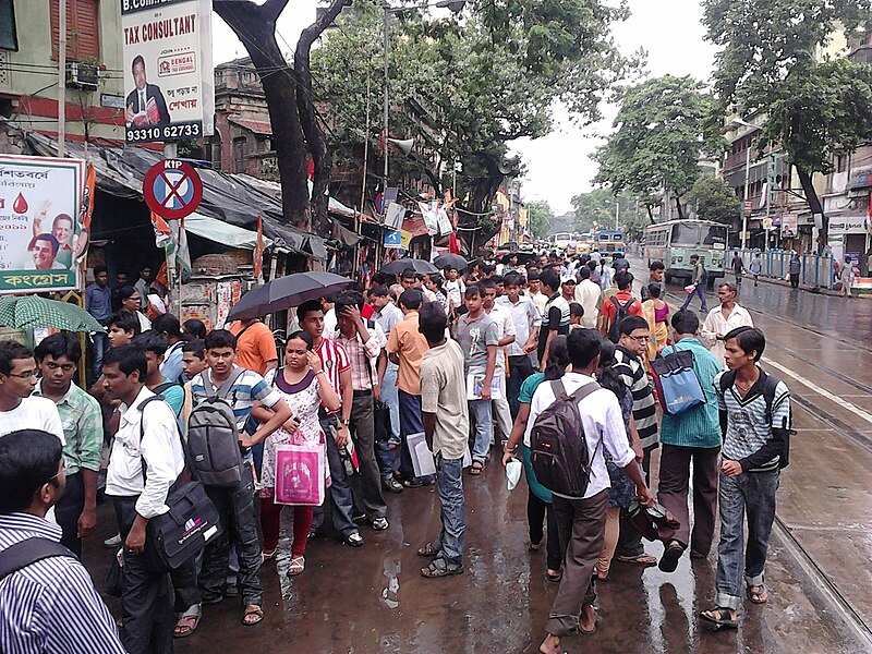 File:Surendranath College Admission Queue - Kolkata 2011-06-16 00387.jpg