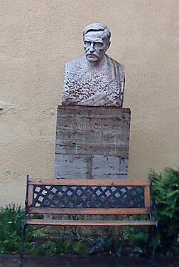 Szentgyörgyi István szobra a Marosvásárhelyi Művészeti Egyetem előtt