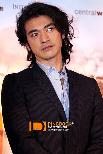 File:Takeshi Kaneshiro smiles at Central World Bangkok, Thailand 2007.jpg