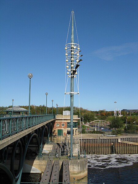 File:Tees Barrage-Tower of lights-1088.jpg