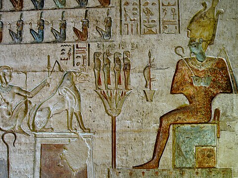 Relief cu Osiris din interiorul templului lui Hathor de la Deir el-Medina, lângă Luxor