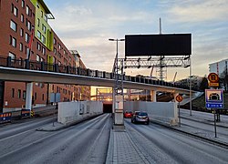 Teollisuuskadun puoleinen sisäänkäynti. Sisäänkäynnin ylittää kevyelle liikenteelle tarkoitettu Konepajansilta.