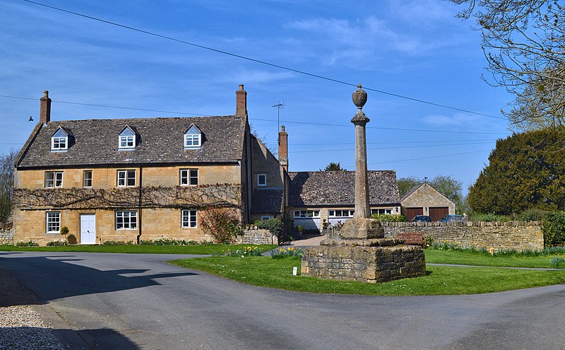 File:The Cross, Childswickham - geograph.org.uk - 4435610.jpg