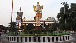 Garuda-Statue in Alipiri in Añjali Mudrā