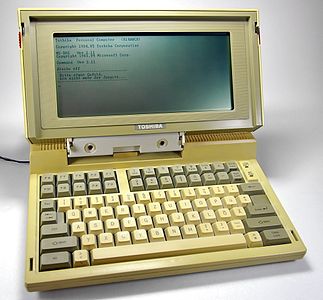 Toshiba T1100, מ-1985. אחד מהמחשבים הניידים הראשונים. מסך LCD "שחור לבן" (למעשה ה"לבן" הוא אפור בהיר, וה"שחור" סגול כהה). לפי חברת טושיבה, זהו המחשב הנייד הראשון שיוצר בייצור המוני וזכה לתפוצה נרחבת. מעבד: 80C88, כונן דיסקטים: 3.5"