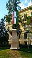 Trianon-emlékmű országzászlóval az Árpád-téren