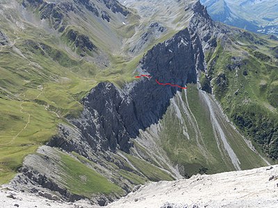 Blick vom Gipfel hinunter zum Tritt. Der Wanderweg von Langwies/Arosa zur Latschüelfurgga verläuft quer durch die Felsen (rot markiert).