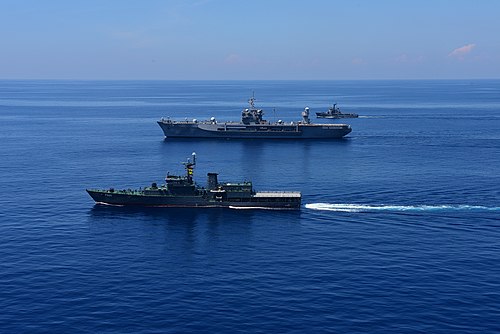 The U.S. 7th Fleet flagship USS Blue Ridge maneuvers into formation with SLNS Sayura and SLNS Samudura.