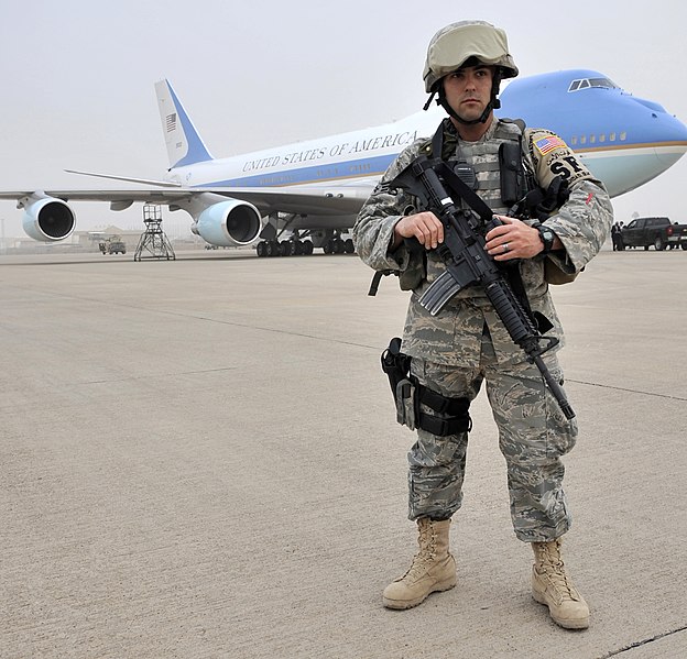 File:US Air Force 090407-F-1125C-210 President Obama visits Sather.jpg