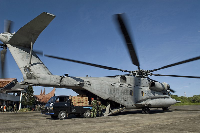 File:US Navy 091009-N-9123L-046 U.S. Marine and Indonesian Air Force personnel prepare to load a CH-53E Super Stallion helicopter from the Dragons of Marine Medium Helicopter Squadron (HMM) 265 with relief supplies.jpg