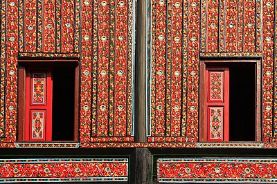 Corak ukir Minangkabau yang memenuhi dinding muka rumah gadang. Kayu yang diukir dibagi menurut pola geometrik tertentu, menampilkan pola teratur berupa tumbuh-tumbuhan yang dipengaruhi seni ukir Islam.