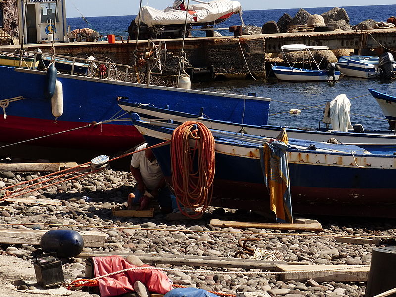 File:Un pescador, Alicudi, Islas Eolias, Sicilia, Italia, 2015.JPG