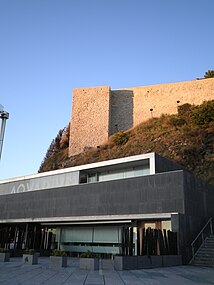 Jacques Cousteau plaza eta Donostiako Aquariumaren jatetxea, Pasealeku Berriaren abiapuntua mendebaldetik.