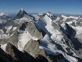 Pohled na Pointe du Mountet (střední popředí) ze Zinalrothornu, v pozadí Wellenkuppe a Ober Gabelhorn a v pozadí Matterhorn vlevo.