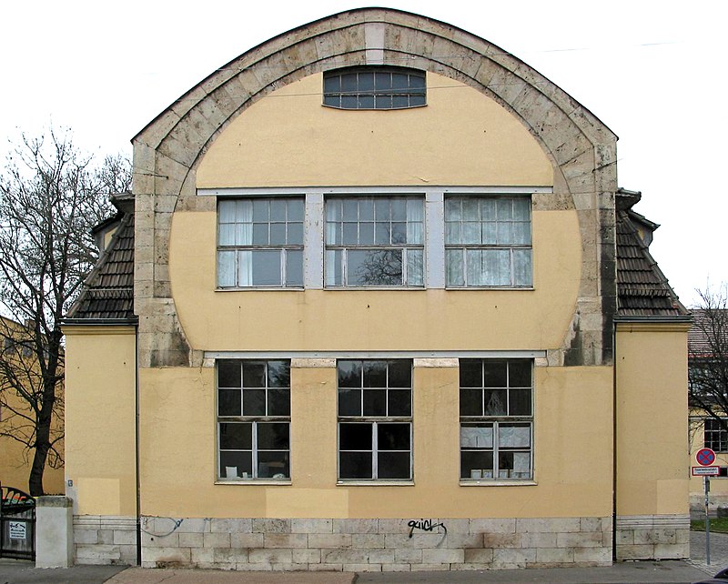 Die Großherzoglich-Sächsische Kunstgewerbeschule Weimar  800px-Van-de-Velde-Bau_in_Weimar_%28S%C3%BCdgiebel%29