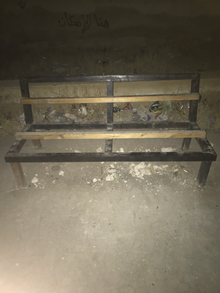 Panchina del parco danneggiata da atti vandalici a Zarqa