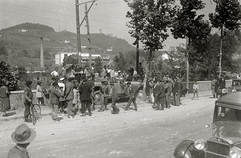 File:Vehículo accidentado contra un árbol en el barrio del Antiguo (1 de 4) - Fondo Marín-Kutxa Fototeka.jpg