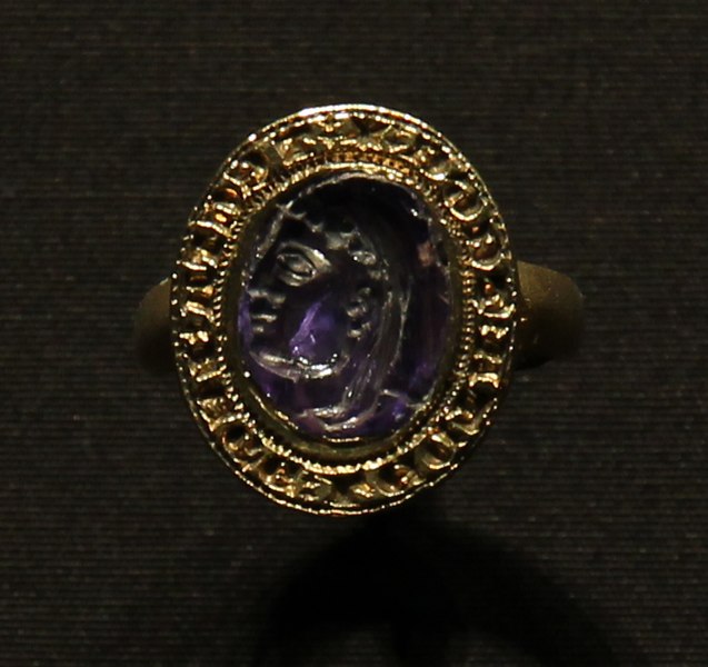 File:Victoria and Albert Museum Jewellery 11042019 Medieval ring Sapphire intaglio 2946.jpg