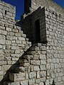 Français : Escalier d'accès au chemin de ronde au nord de la cour du château de Villebois-Lavalette, Charente, France