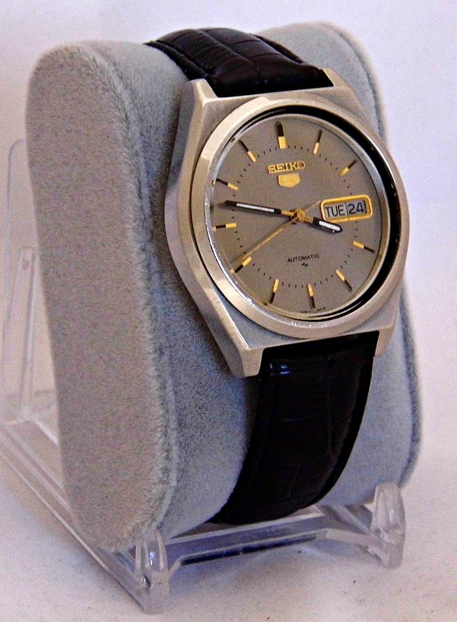maldición perecer Campo File:Vintage Seiko 5 Men's Automatic (Self-Winding) Wristwatch, Day-Date,  Made In Japan (15871131175).jpg - Wikimedia Commons