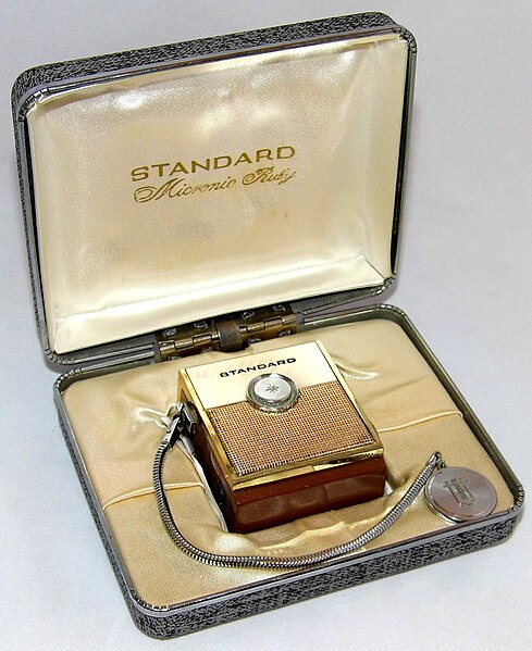 File:Vintage Standard "Micronic Ruby" Transistor Radio, Model SR-H437, AM Band, 8 Transistors, Made In Japan (8311092003).jpg