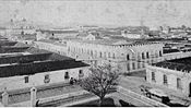 English: Recinos building seen from Carrera Theatre in 1895. Español: Edificio Recinos visto desde el Teatro Colón en 1895.