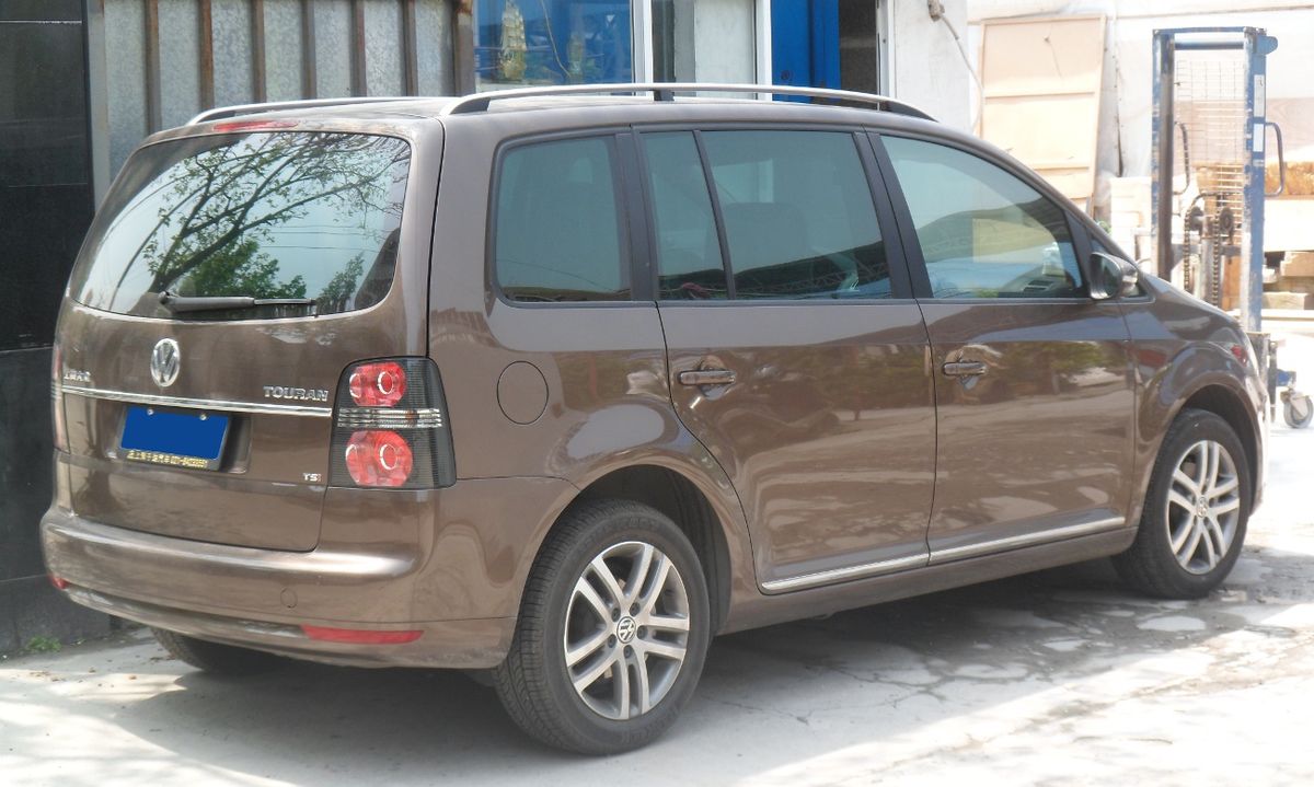 File:Volkswagen Touran rear 2012-04-22.JPG - Wikimedia