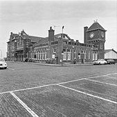 Voor- en zijgevel van station Zandvoort aan Zee, met de watertoren, gezien vanaf de Stationsstraat, 1974