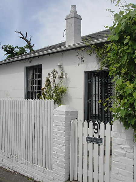 File:Waterloo Edge, Young Lane, Wynberg.JPG