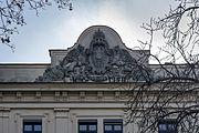 Deutsch: Im Giebel auf der Außenseite des Nordportals der Dragonerkaserne (ehem. Alpenjägerkaserne) in Wels befindet sich ein von zwei Greifen flankerter Doppeladler und die Jahreszahl MDCCCLVII. English: Gable above the north portal of the former cavalry barracks in Wels (Austria)   This media shows the protected monument with the number 66391 in Austria. (Commons, de, Wikidata)