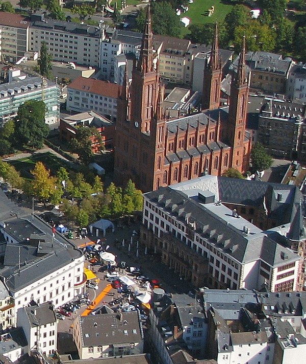 Aerial view of the Schlossplatz, with the Stadtschloss Wiesbaden (left) and the town hall (right)