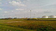 Miniatuur voor Bestand:Windmolens en zendmast in de Eemshaven.jpg