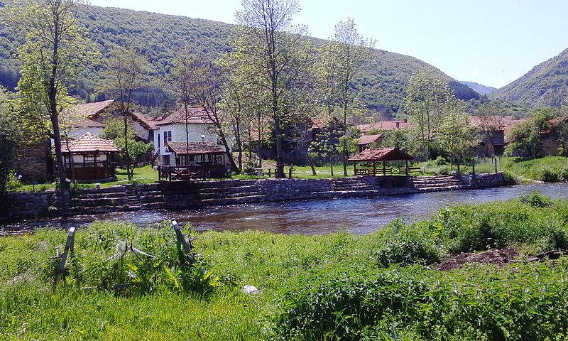 Датотека:Wle 16rslпп16 selo Rsovci, Visočica, opština Pirot 2016.05.28.jpg