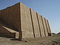 Côté de la ziggurat d'Ur, massif inférieur : décor à pilastres et redans et drains gouttières.