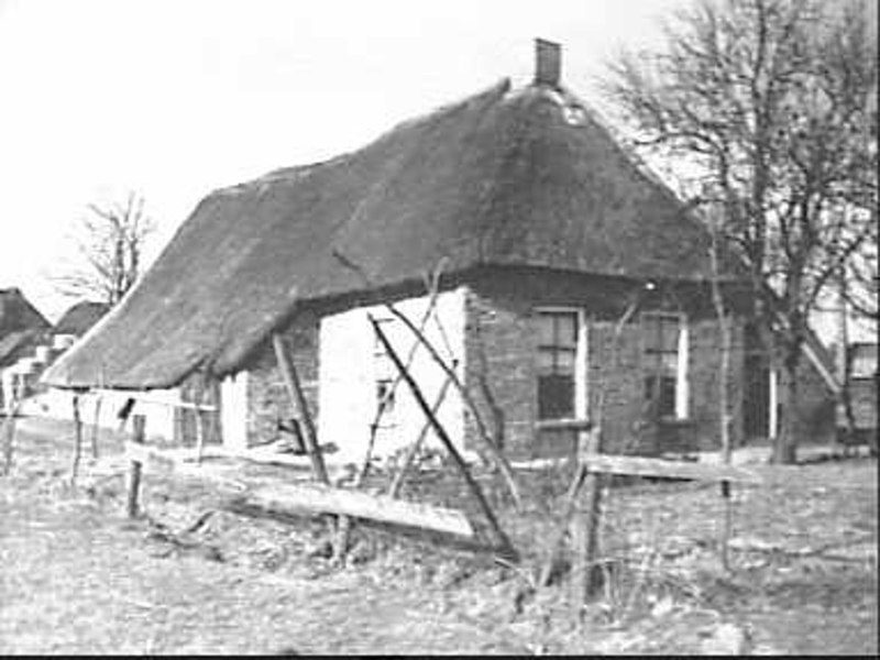 File:Zij- en voorgevel D 99 - Hooghalen - 20447729 - RCE.jpg