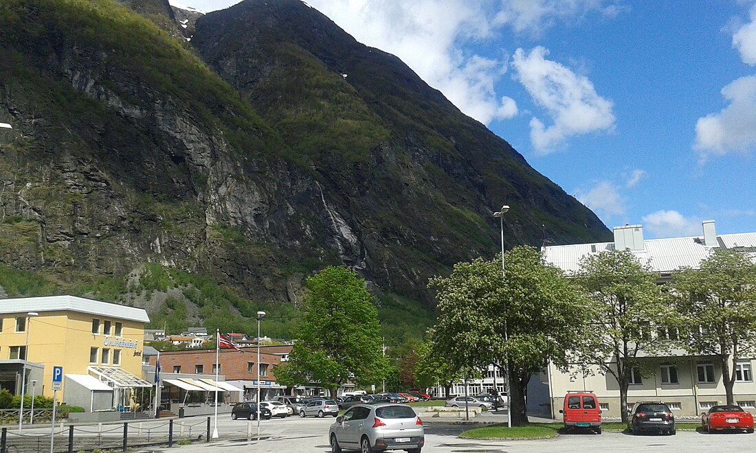 File:Årdalstangen - 2015-06-08.jpg