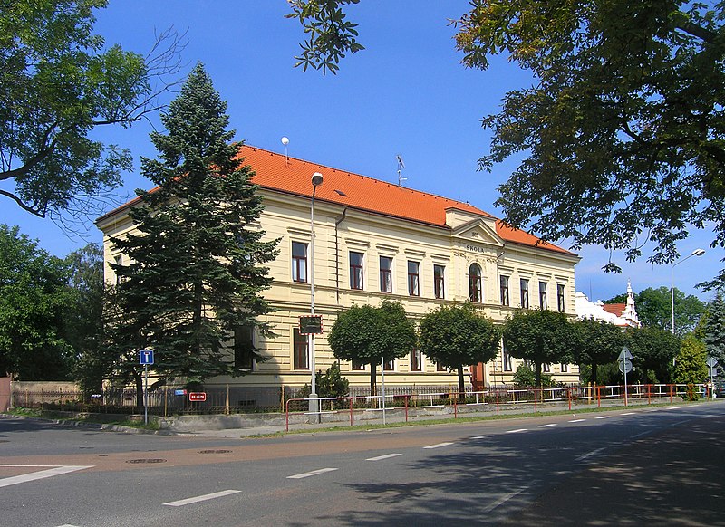 File:Čestlice, School.jpg