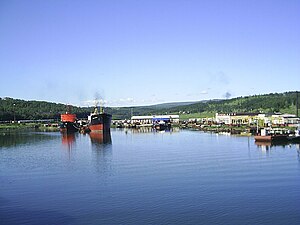 Юго-западная оконечность бухты Ванина в 2006 году. На фото — плавмастерская «Ялта» (списана и затонула при попытке буксировки) и портовый ледокол «Фёдор Литке»
