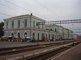 Fachada de la estación desde el costado de la ciudad