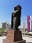 Staty i Belgrad av tsar Dušan hållande sin lagbok.