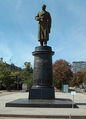 пам’ятник М.О.Токарєву на почтаку вулиці