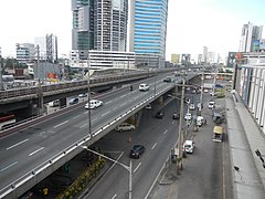 EDSA di mana ia merentasi Jalan Raya Quezon