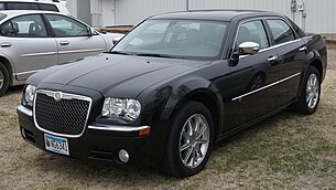 Файл:Chrysler 300C SRT8 6.1 front 20100801.jpg — Вікіпедія