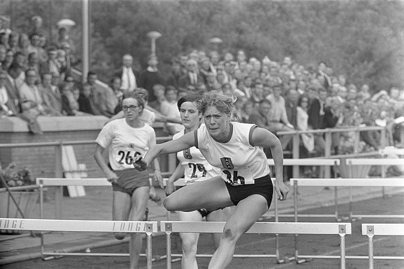 File:100 m hordelopen dames, Mieke Sterk in actie, Bestanddeelnr 922-6811.jpg