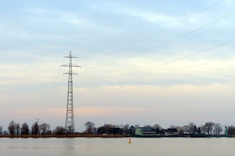 File:110kV-Leitung-Anklam-Bansin Pylon bei Kamp-2014-01-01.jpg